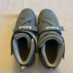 Kids Nike Lebron 3 basketball sneaker 2 youth